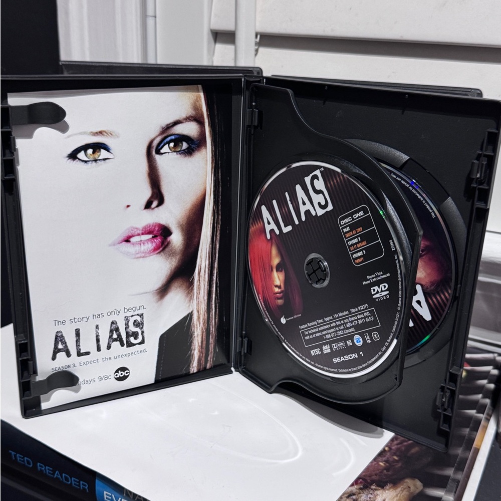 π΅οΈββοΈπ Alias: The Complete First Season DVD Box Set (6-Disc Collection) ππ΅οΈβ - Picture 8 of 16